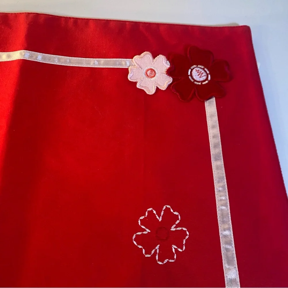 Set Of 2 Home Studio Flower Appliqué Flowers White Ribbon Border Red Placemats